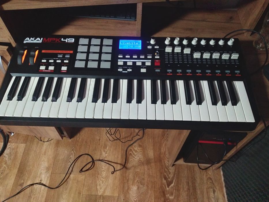 Orgă, controller midi Akai mpk 49