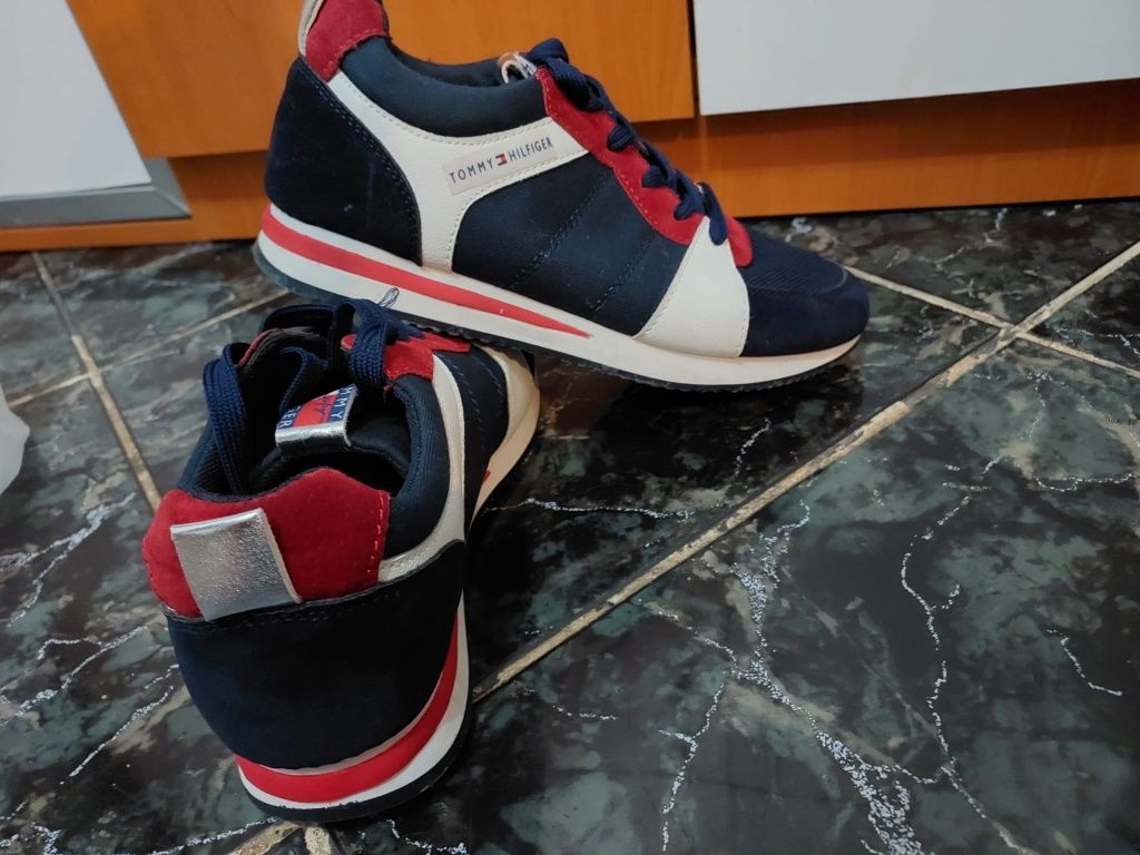 Adidași Tommy Hilfiger