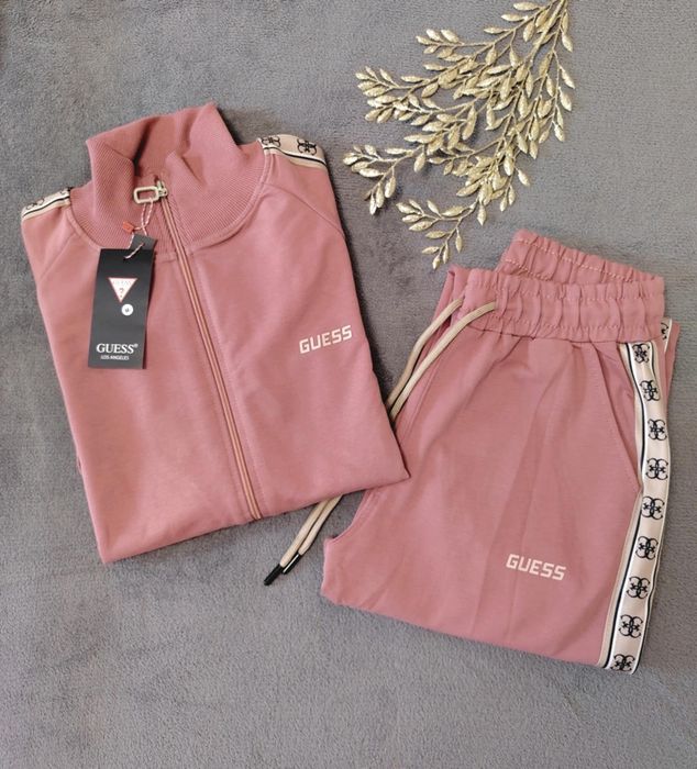 Дамски спортни комплекти