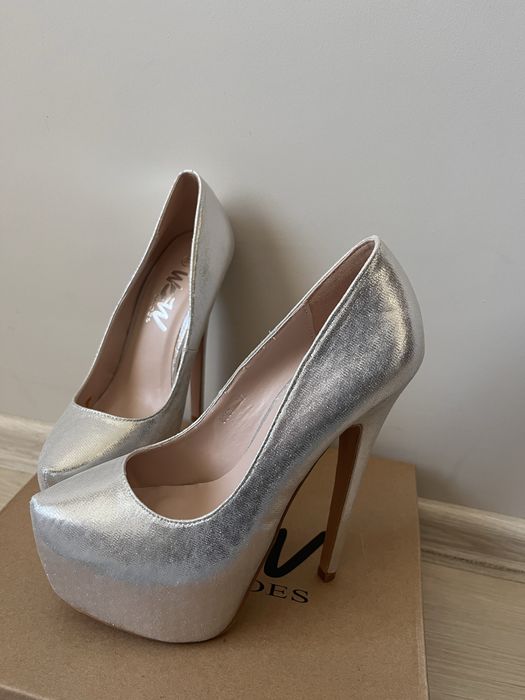 Дамски обувки на висок ток