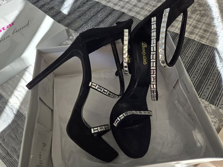 Черни блестящи токчета