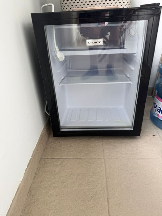 Малък хладилник Crown