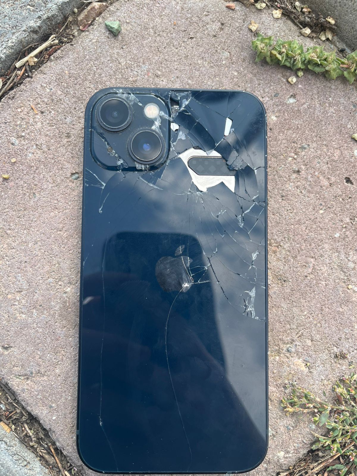 iPhone 13 разбит