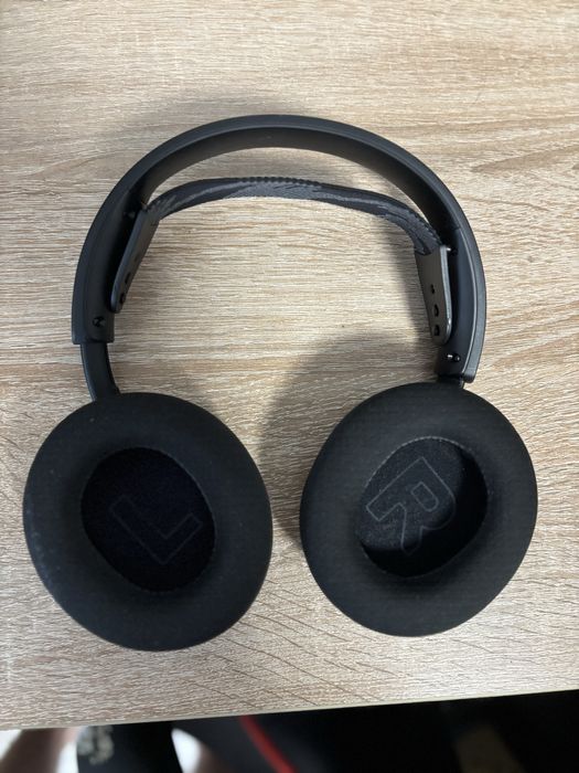 Vand doua perechi de casti, una razer si una steelseries