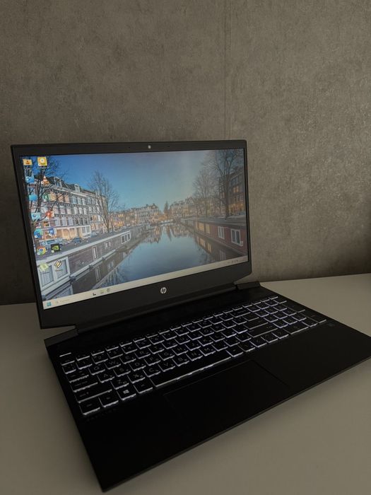 Продавам лаптоп HP Pavilion Gaming 15 в отлично състояние