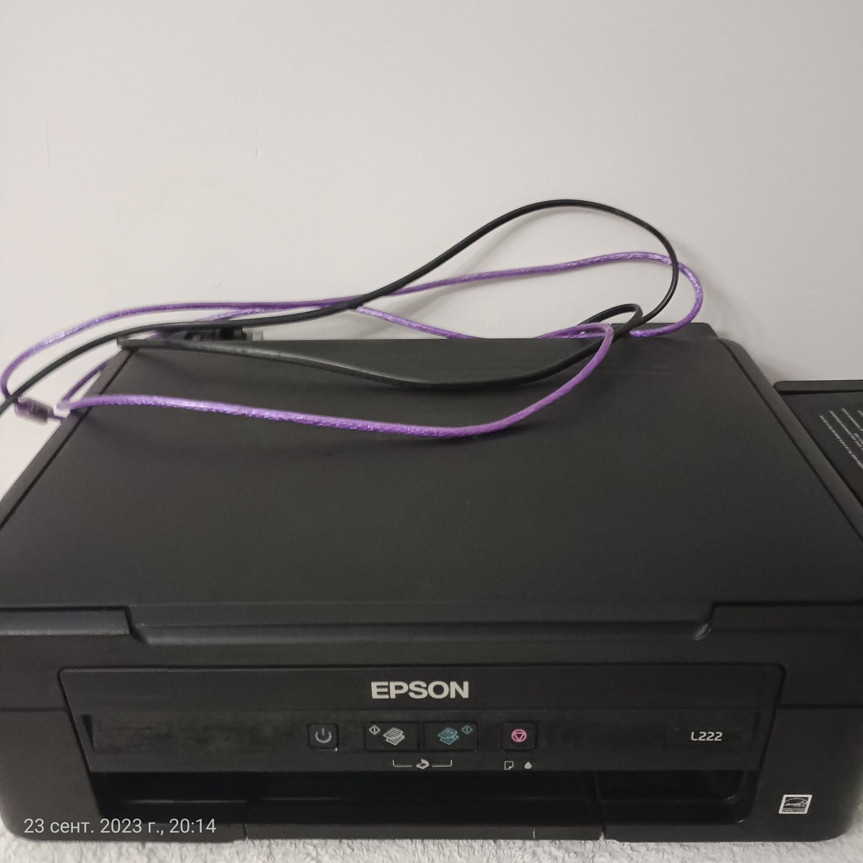 Продам принтер почти новая Epson l22. Цветная черно-белая.