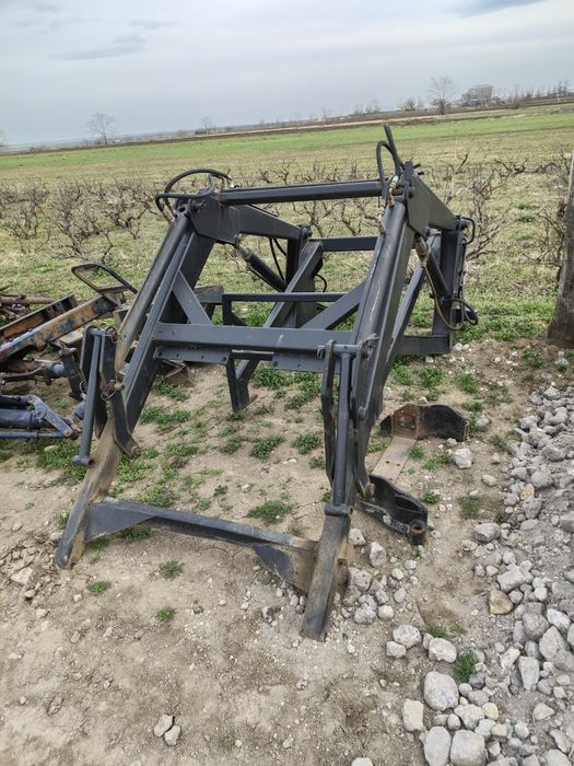 Încărcător frontal tractor