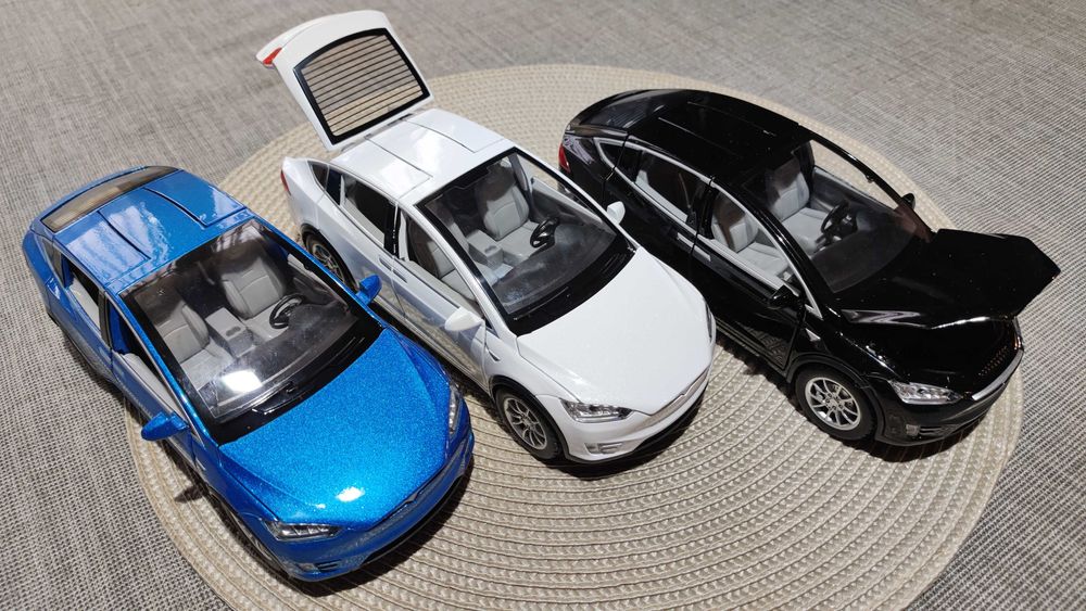 Метални колички Tesla Model X. Големи - Мащаб 1:22.