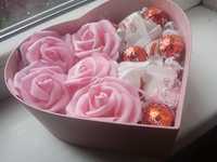 Малка кутия сърце с рози и бонбони
