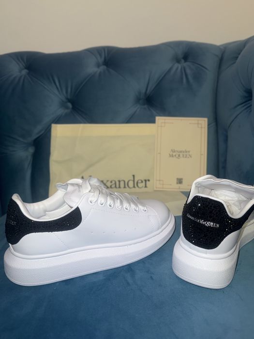 Alexander McQueen,noi cu saculet