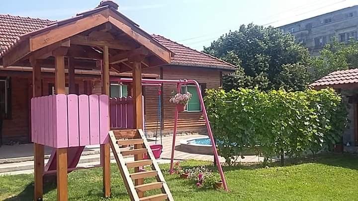 Детска къщичка с пързалка и люлка (РАЯ)