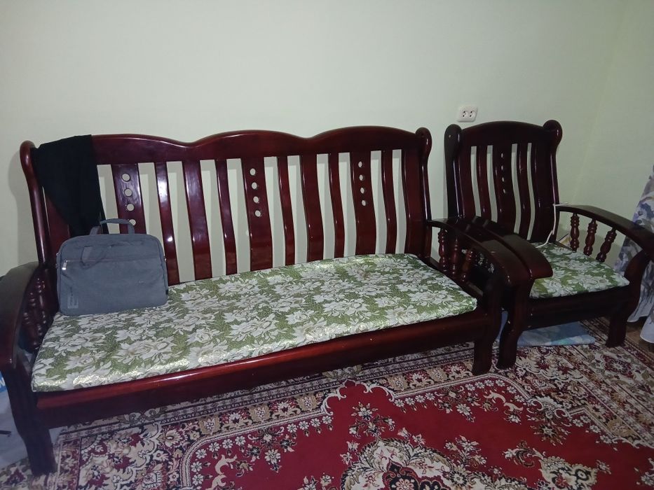 Продам диван и 2 кресла.состояние хорошее. Дерево.