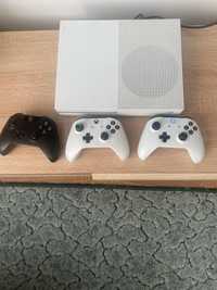 Vand Xbox one cu 3 manete