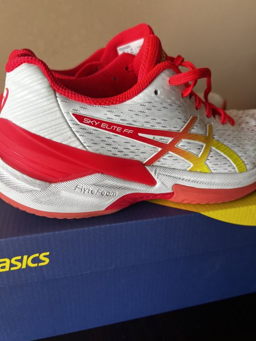 Маратонки Asics,без никакви забележки.Носени са веднъж