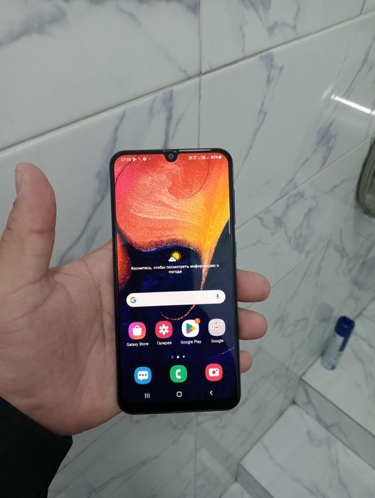 Продам телефон Samsung A50память 64гб состояние отличное