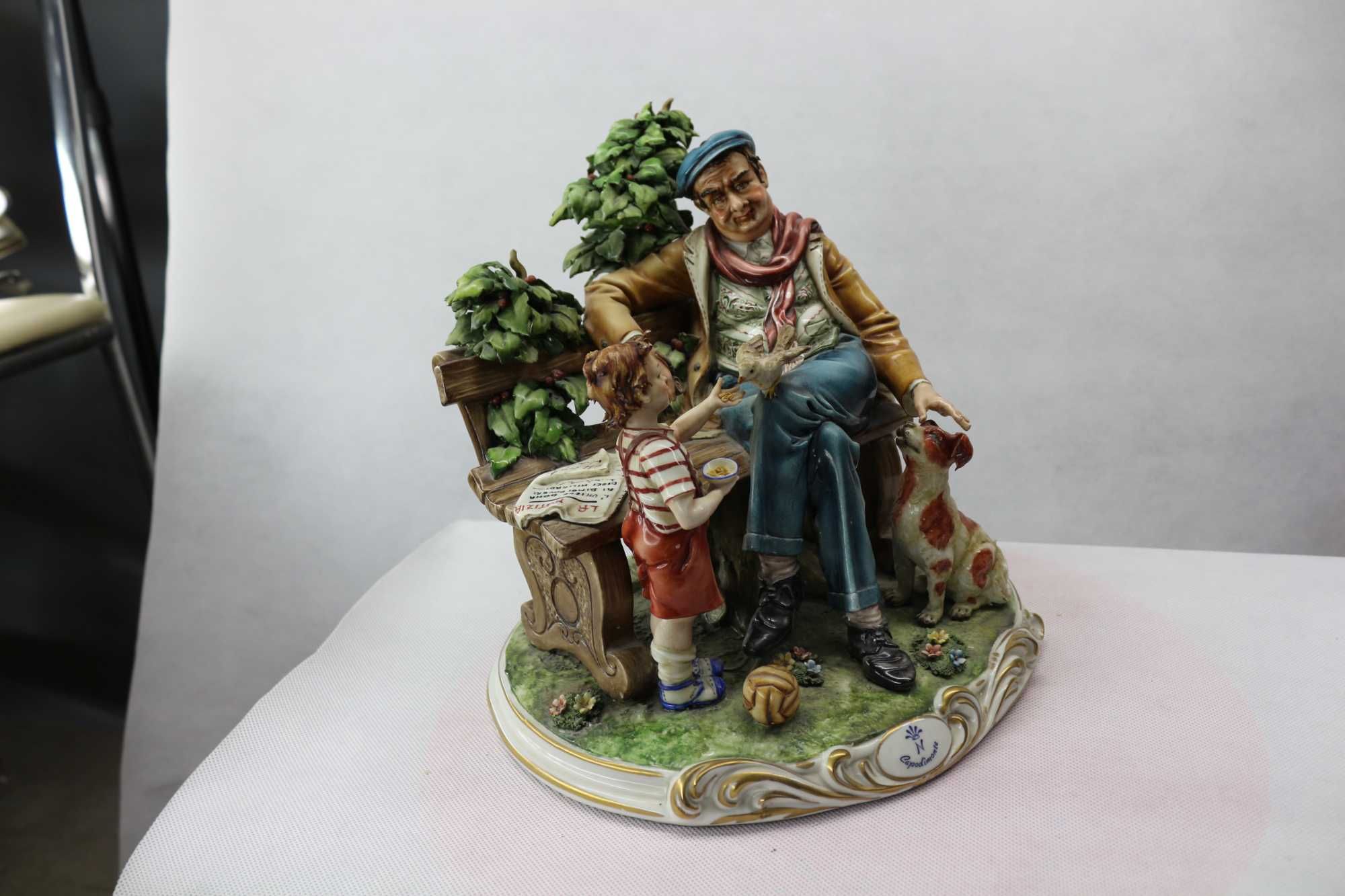 Статуэтка из фарфора Дедушка с внуком Capodimonte Италия