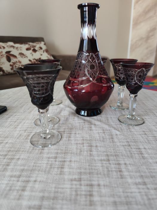 Сервиз от червен кристал