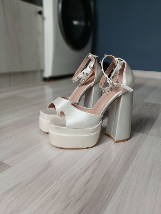 Сандали на ток-бели