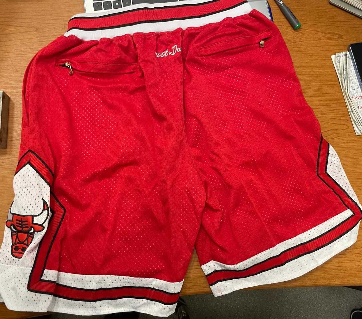 Vand pantaloni NBA Chicago Bulls, noi cu eticheta, marimea L