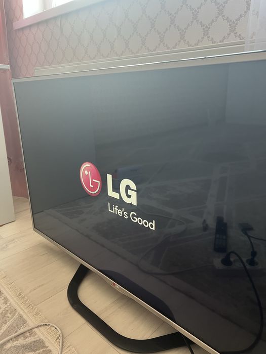 Телевизор LG,вкюляется горит логотип дальше синий цвет