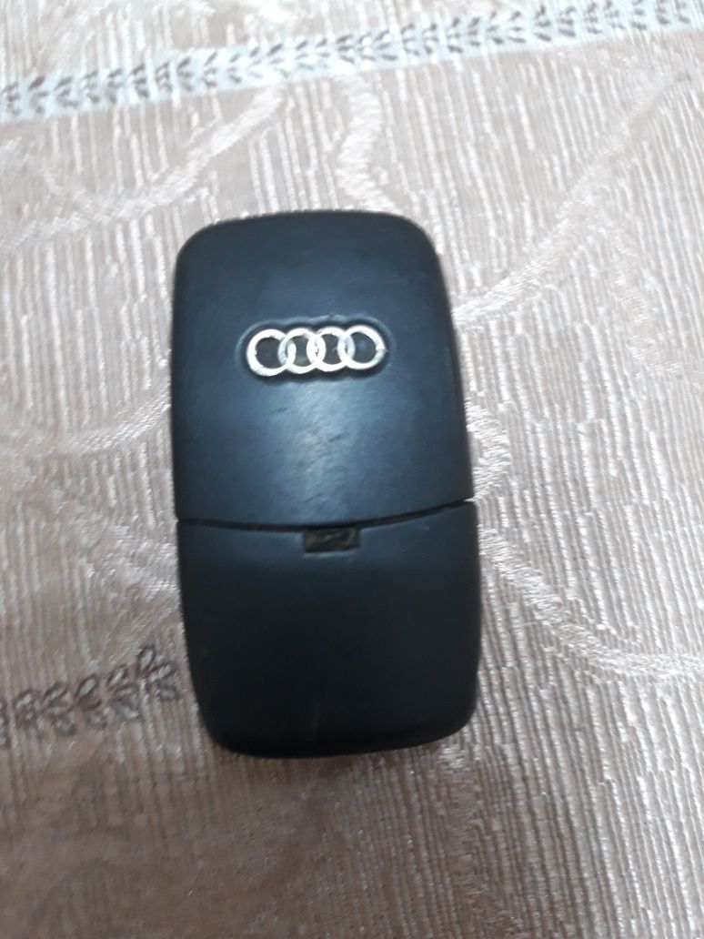 Продавам оригинален ключ за Audi A4 2000 година