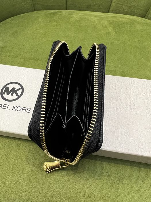 Portofel dama Michael Kors negru cu scrisul auriu deschis