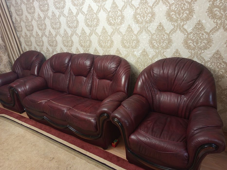 Продам кожаный диван с креслами