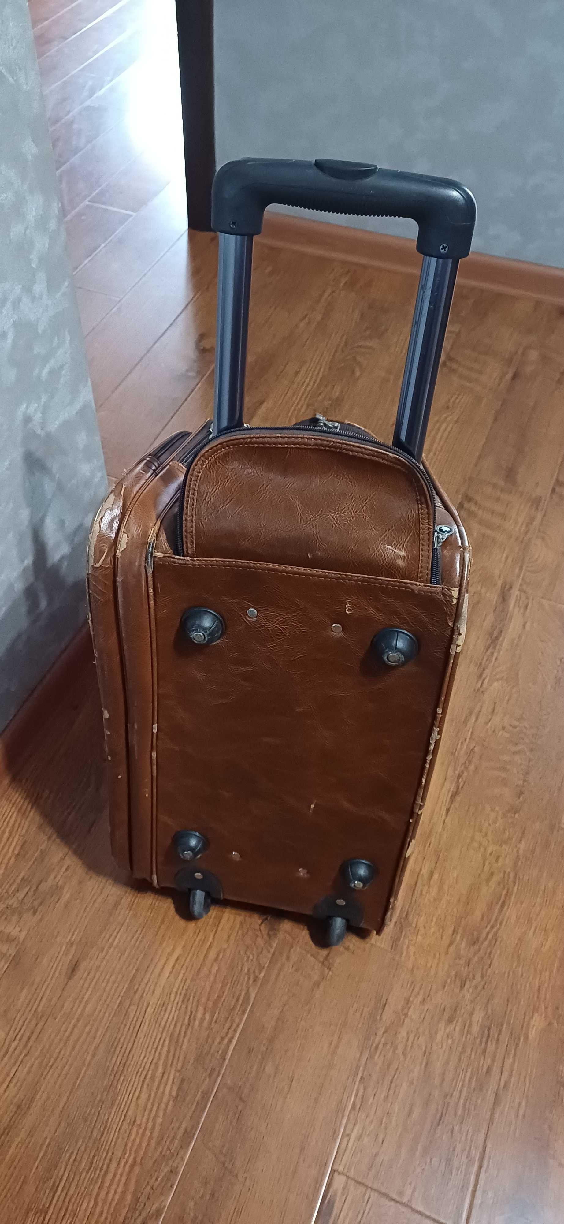 Кожаный чемодан-сумка на колесиках в хорошем состоянии