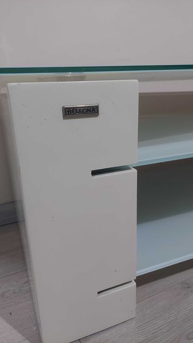 Стъклена маса за ТВ