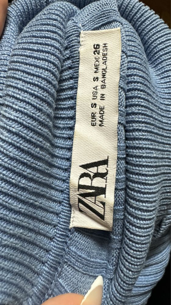 Синьо поло Zara.