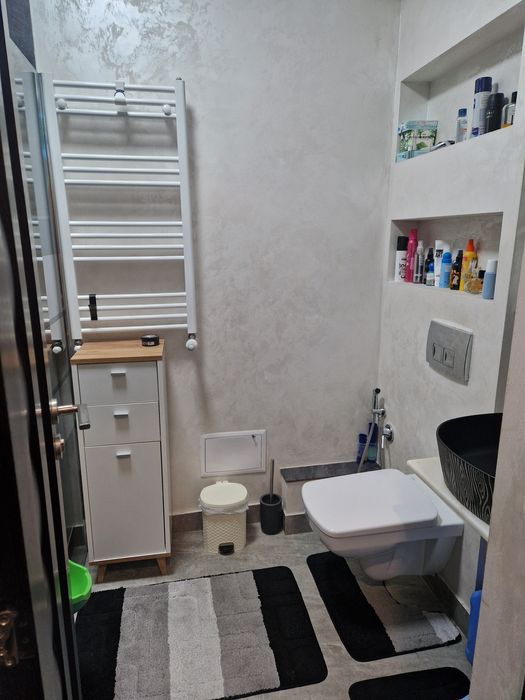 Apartament 3 camere mobilat si utilat la parter