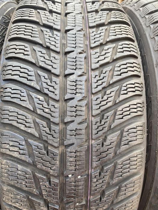 235/65/17 Нокиан Зимни