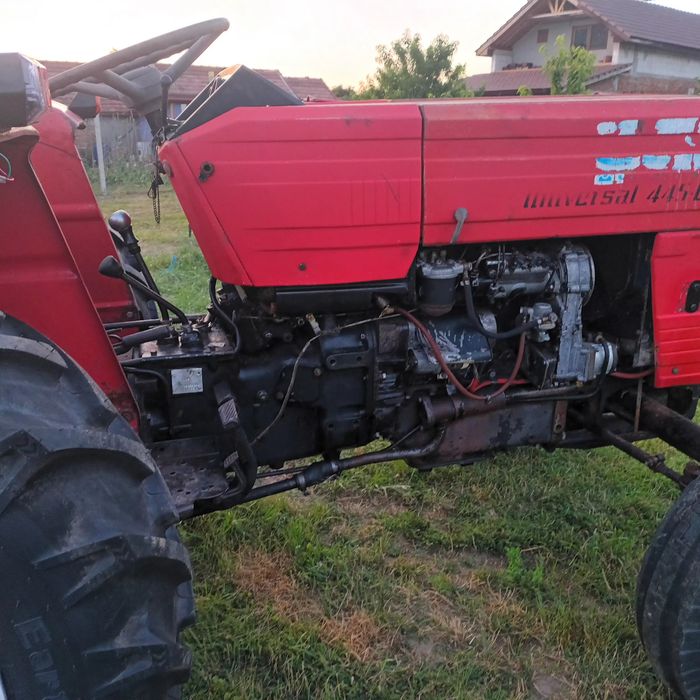 Tractor universal 445
