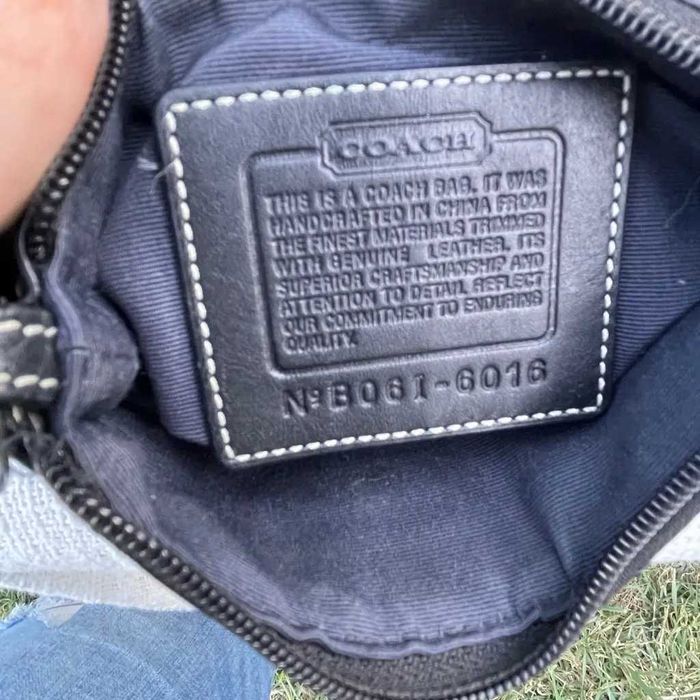 Gentuta crossbody Coach, albastra, textil cu piele