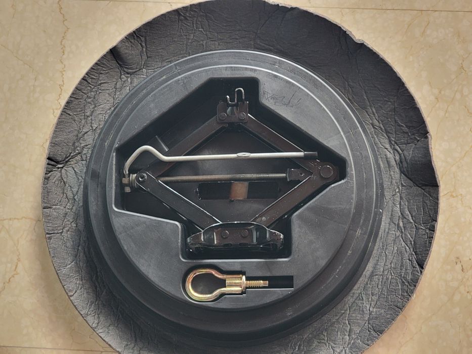 Set cric cu suport si carlig tractare Ford