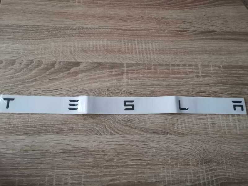 черен надпис Tesla Тесла