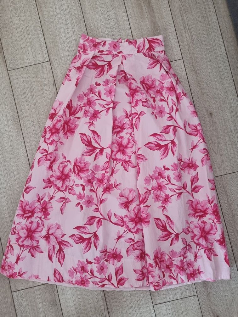 Пола Zara с розови цветя