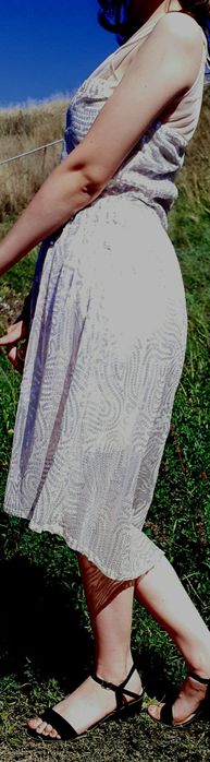 Rochiță eleganta și sclipicioasa -Stil modest purtată cu grijă