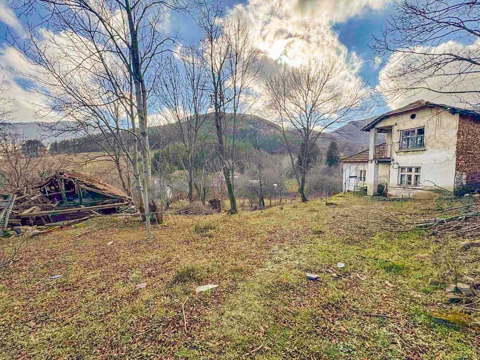 Продава се урегулиран парцел в живописното село Зимевица