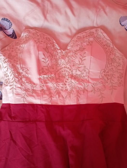 Vând rochii elegante de seara