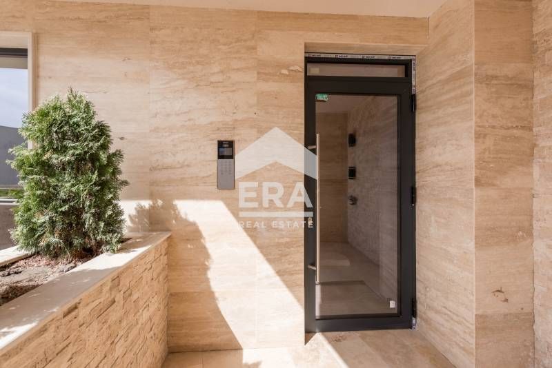 Многостаен пентхаус за продажба, с големи стаи и морска панорама, в но