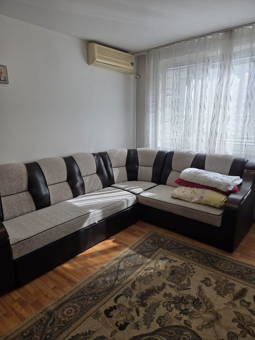 Închiriez apartament 2 camere decomandat.