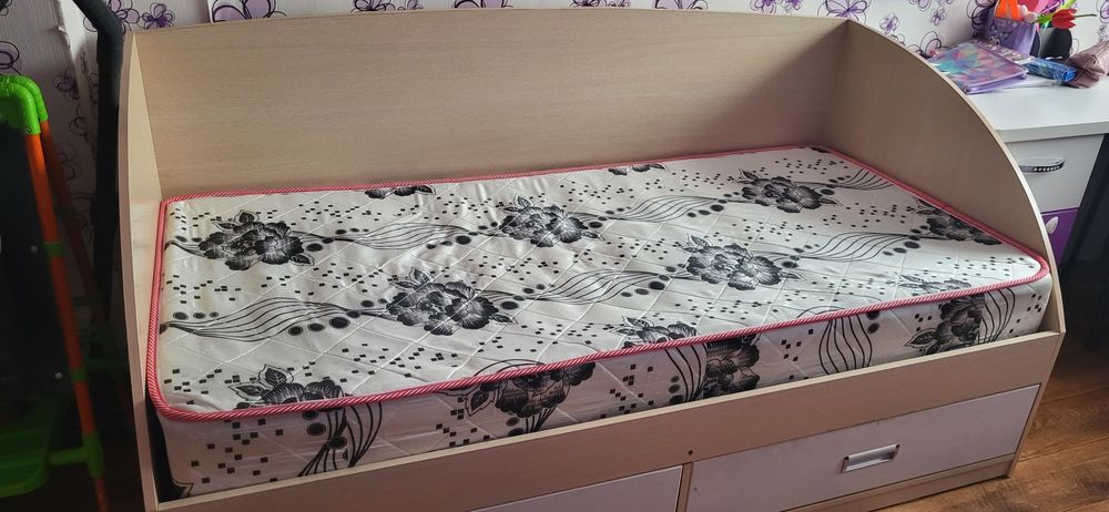 Кровать с матрацем 184×89