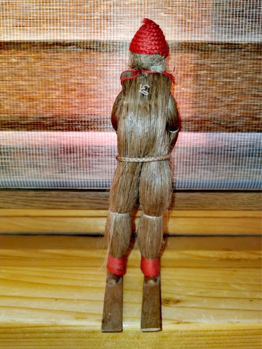 Сламена фигура кукла скиор на ски в екип и без щеки !