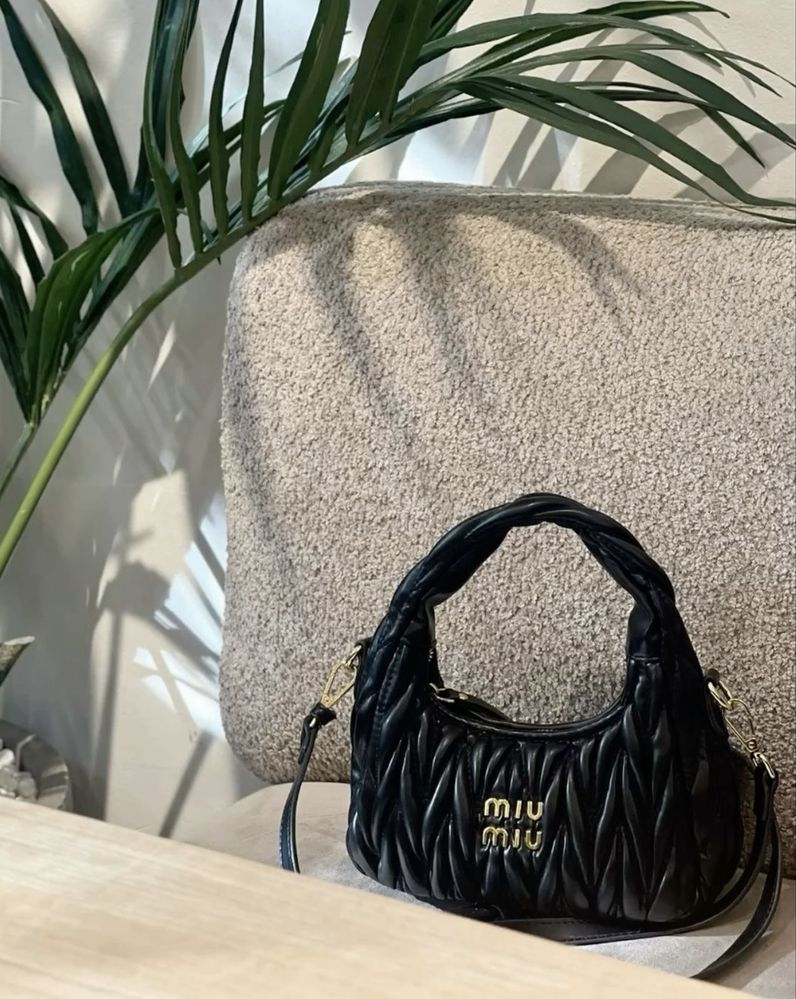Miu miu чанта черна мини с дълга дръжка не е слагана чисто нова