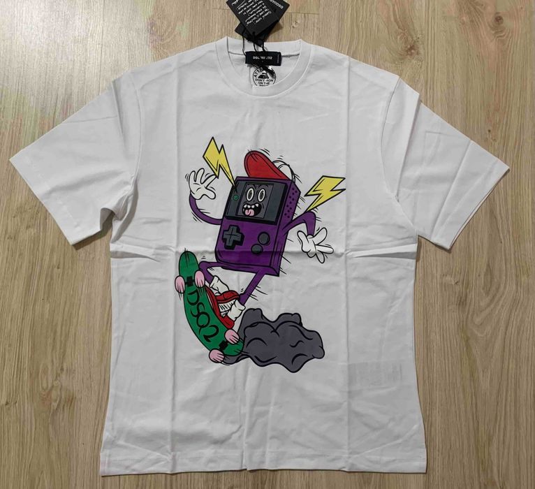 Нови мъжки тениски с етикети Dsquared D2 налични в черен и бял цвят