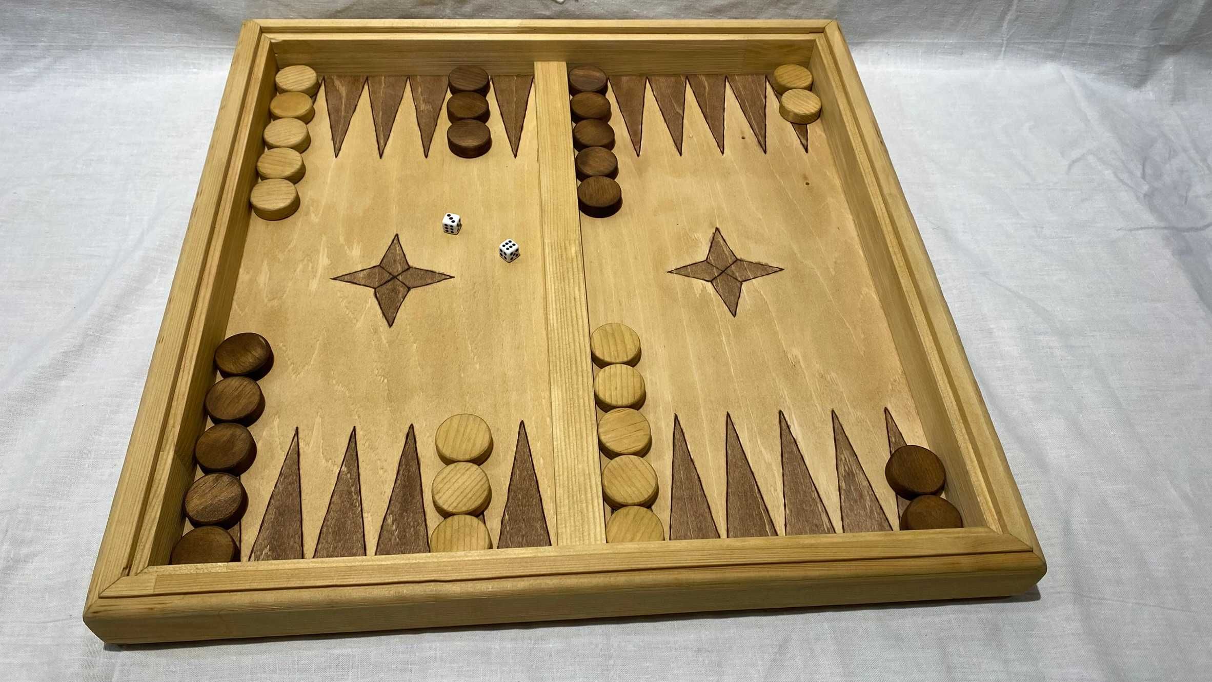 Продавам дървена игра 3 в 1, Не се сърди човече, дама и табла. Нова.
