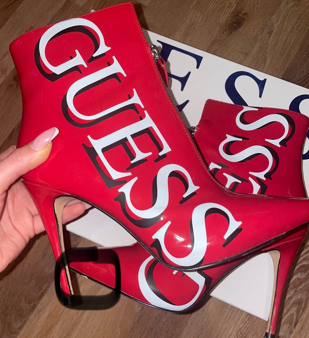 Боти Guess червени