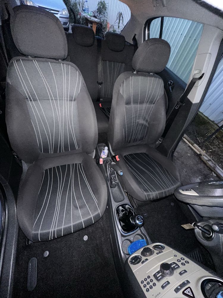 Detailing auto si curatarea mobilierului tapitat