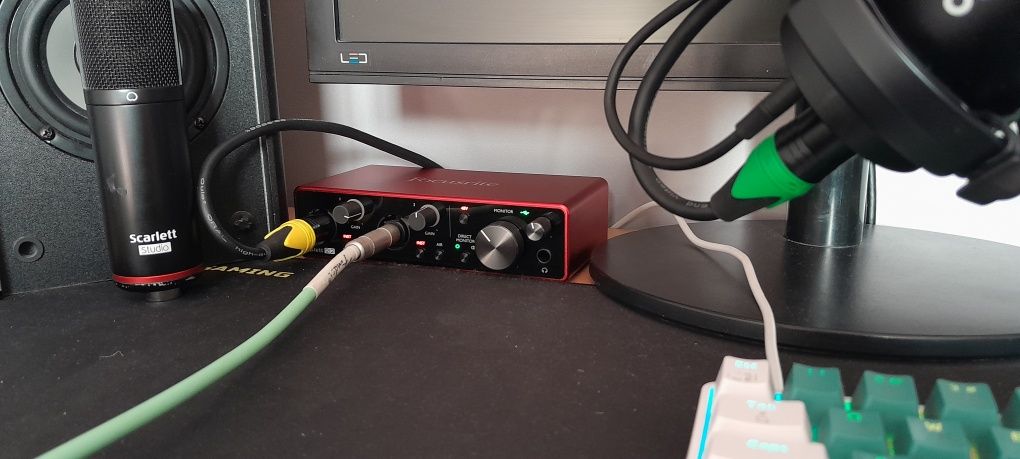 Звуковая карта focusrite scarlett 2i2 3gen studio + микрофон и кабель